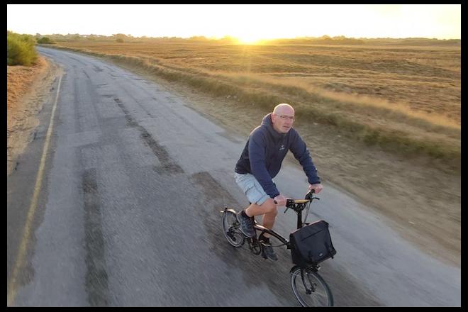 Brompton-Fahrer Beat in Frankreich auf einer Landstrasse