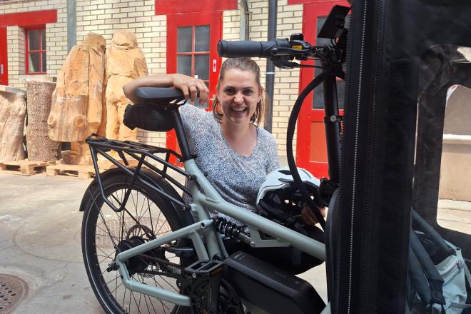 Ein Cargobike von Velo Winterthur und eine überglückliche Kundin