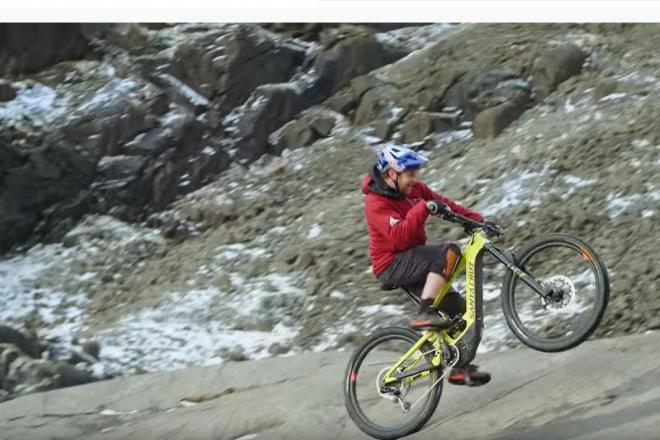 Danny Macaskill mit dem E-Bike E-MTB