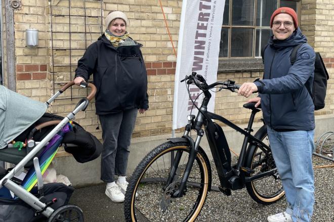 Glückliche Familie mit dem FLYER unterwegs
