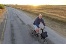Brompton-Fahrer Beat in Frankreich auf einer Landstrasse