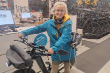 Olga mit dem neu gekauften Riese & Müller Charger5 mit ABS-Bremssystem - Velo Winterthur