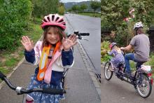 Glückliche Lucy auf dem Tandem